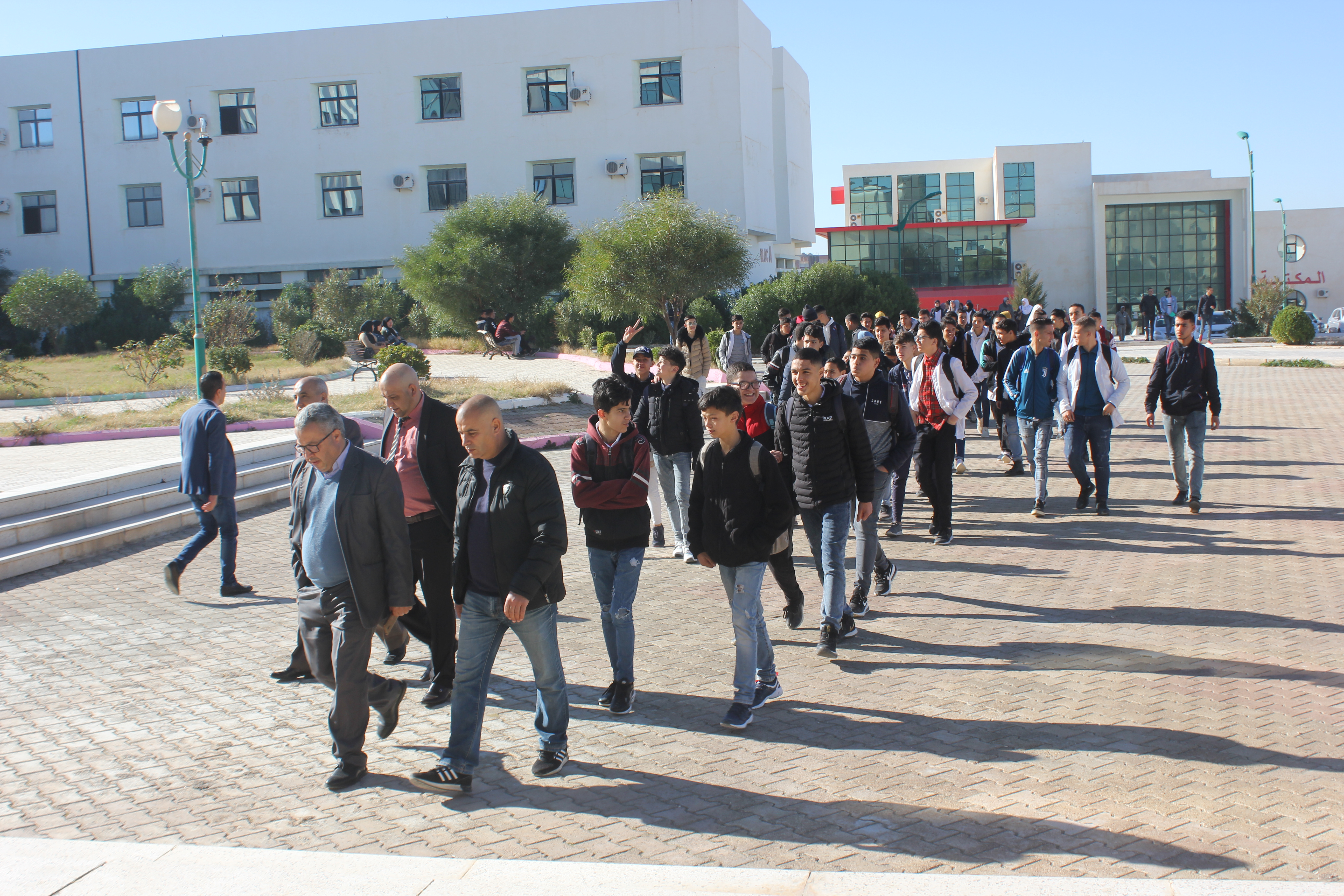 Photo of تلاميذ ثانوية أحمد لخضر بوخروبة في زيارة ميدانية للقطب الجامعي بعين البيضاء